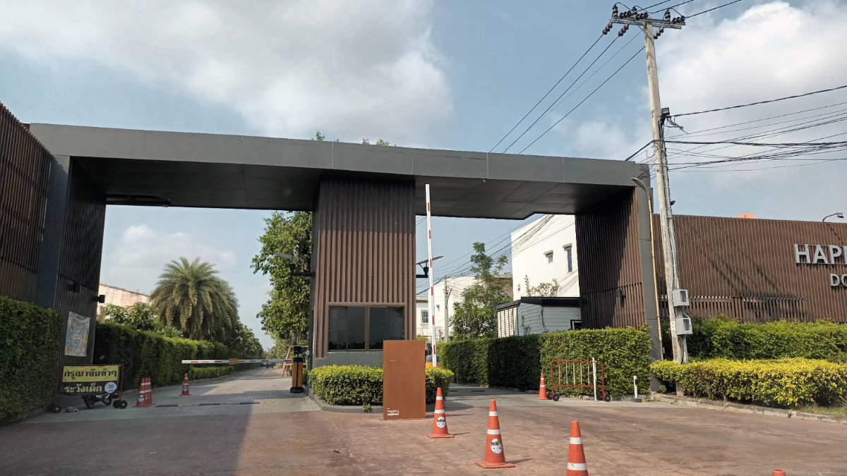 ขายทาวน์โฮม 2 ชั้น ใกล้สนามบินดอนเมือง สะดวกใกล้ชุมชน   "แฮปปี้วิลล์" ถนนเทิดราชัน ดอนเมือง ขาย 3,650,000 บาท  - 3 ห้องนอน 2 ห้องน้ำ 