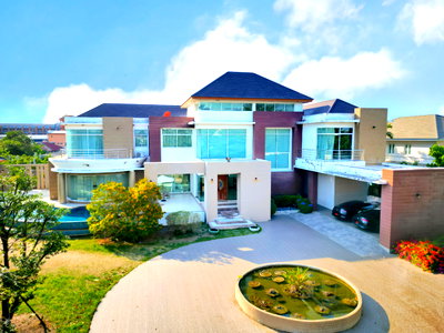 Houses for sale Bangkok : Luxury detached house for sale, Panya Indra P5, 1 and a half rai of land with swimming pool. and guest house Near Panya Golf Course Fashion Island