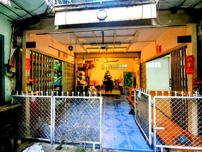 Shophouses for sale Sathon : Commercial building for sale on Soi Sathorn 11, near BTS Saint Louis Station. Land area: 22.5 square wah. Usable area: 150 sq.m.