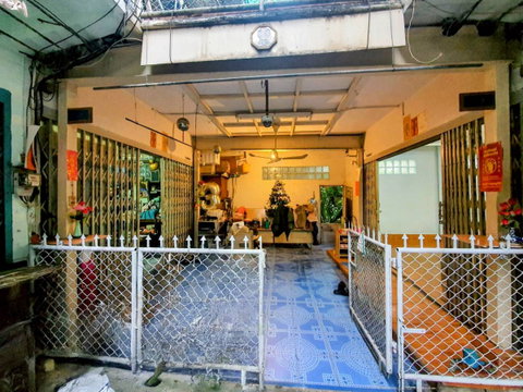 Commercial building for sale on Soi Sathorn 11, near BTS Saint Louis Station. Land area: 22.5 square wah. Usable area: 150 sq.m.