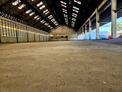 Factory for rent Bangna Commercial College : Warehouse space for rent for parking 50 cars or placing products, Thepharak Km.1.5, near Thipawan Station.