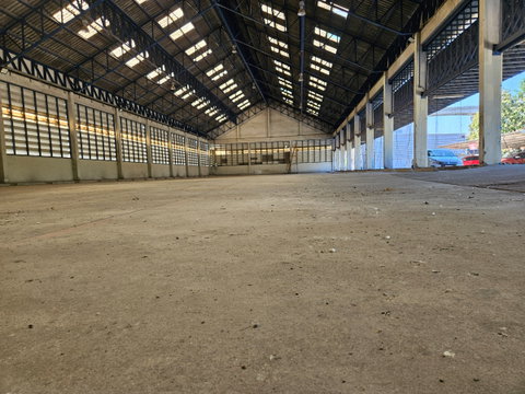 Warehouse space for rent for parking 50 cars or placing products, Thepharak Km.1.5, near Thipawan Station.