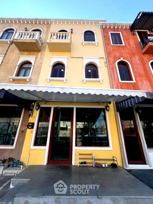 Townhouses for sale Big C Foodplace Sukhaphiban 5 : Pet-Friendly 3-BR Townhouse For Sale, Venice Di Iris, Tha Raeng (ID 2431020)