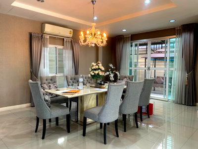 บ้านเดี่ยว ลำลูกกา ปทุมธานี : ขายบ้านหลังมุม หมู่บ้านพัฒนาศิริ  56  ตร วา คลอง2 ลำลูกกา ติดถนนใหญ่  ใหม่และสวยจริงจัง แต่งสไตส์โรงแรม เฟอร์นิเจอร์ครบแถมชุดแต่งเป็นล้าน