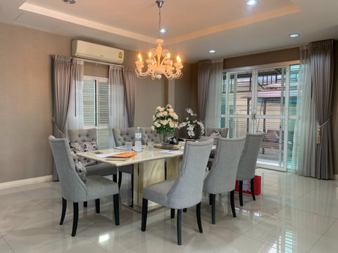 Corner house for sale at Phatthanasiri Village, 56 sq.wah. Brand new and truly beautiful, tastefully decorated in a hotel-style design. 