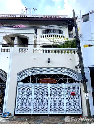 Townhouses for rent Watthana : 6 Bedroom Townhouse for rent in Phra Khanong Nuea, Bangkok  5957542
