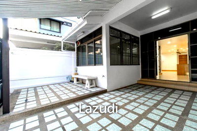 ทาวน์โฮม สวนเบญจกิติ : 4 bed 3 bath townhouse 250 Sqm. in Sathorn for sale
