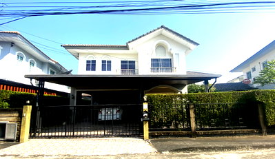 บ้านเดี่ยว โรงเรียนนวมินทราชินูทิศ เบญจมราชาลัย : บ้านเดี่ยว พื้นที่กว้าง สภาพนางฟ้า สวยพร้อมอยู่ หมู่บ้าน ภัสสร 19 วัชรพล-วงแหวน พื้นที่ 69.9 ตรว. ต่อเติมหลังคาจอดรถและพื้นที่ครัวด้านหลังให้พร้อม