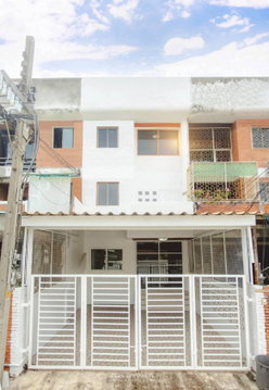 Urgent sale! 3-story townhouse in a desirable location - Soi Inthamara 35 - completely renovated and ready to move in.