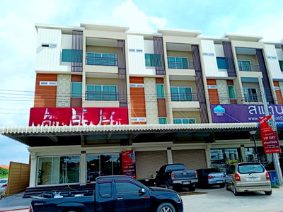 Shophouses for rent Nonthaburi : For rent: 2 adjoining commercial buildings, 4 storeys, located on a main road near Wat Phra Ngoen. The frontage is 8 meters wide.