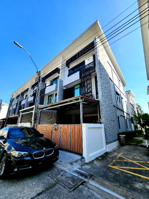 Home office for rent Samut Prakarn : Townhome for rent, corner unit, newly renovated, in a prime location, next to Bangna-Trat Road.