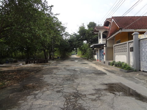 ที่ดินถมแล้ว ซ.บรมราชชนน76(สุขทวี)ก่อนแยกพุทธมณฑลสาย3ศาลาธรรมสพน์ ทวีวัฒนา 137ตารางวาใก้ลตลาดธนบุรี2,ม.มหิดลศาลายา เหมาะปลูกบ้าน,โกดัง