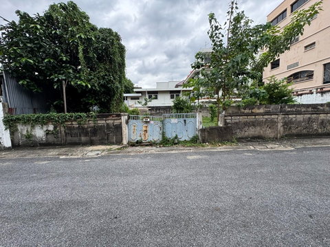 ที่ดินแปลงสวย ใจกลางหมู่บ้านพิบูลวัฒนา เหมาะทำคาเฟ่หรือสำนักงาน เชื่อมต่อพญาไท-สามเสน ง่ายดาย