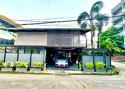 Houses for sale MRT Lat Phrao 83  : Urgent sale! Two-story detached house, 500-600 sq m usable area, Ladprao 83, with solar panels installed.