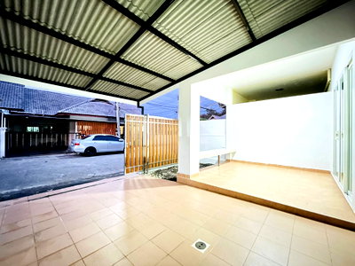 ทาวน์โฮม พิพิธภัณฑ์ยางพารา  : Single-Storey Townhouse for Sale in Khao Noi Area, East Pattaya