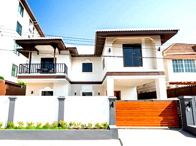 Houses for sale Rubberland : Newly renovated 2-story house for sale in Pattaya with private swimming pool.