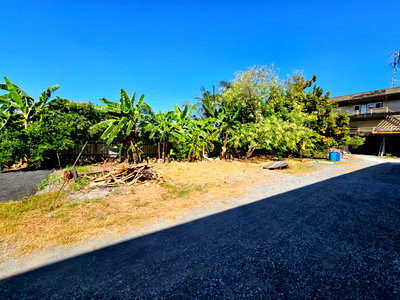 Land for rent Samut Prakarn : Space for rent for parking cars or placing products, Thepharak Km.1.5, near Thipawan Station.