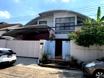 บ้านเดี่ยว ม.เกษตรศาสตร์ : ขายบ้านเดี่ยว ในหมู่บ้านสินพัฒนาธานี ซอย 3 ใกล้ตลาดบองมาเช่  100 ตรว พื้นที่ใช้สอย 282 ตรม บ้านเพดานสูง พร้อมอยู่ 