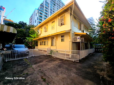 บ้านเดี่ยว เขตบางรัก : ขายบ้าน 2 หลัง 37 และ 38 ตรว. แชร์ทางเข้าออกกับบ้านอีก 2 หลังในซอยสุขสันต์เข้าออก 2 ทางถนนทรัพย์หรือ ถนนสุรวงศ์     