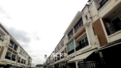 ทาวน์โฮม ถนนสาธุประดิษฐ์ : ขายทาวน์โฮม 3 ชั้น บ้านกลางกรุง พระราม 3 (Baan Klang Krung Rama 3)