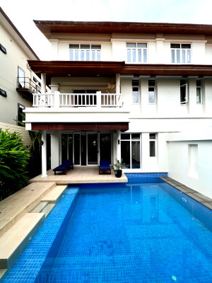 เช่าบ้านเดี่ยว ถนนเพชรบุรี กรุงเทพฯ : House for rent on Sukhumvit near Emquartier with private pool 4 bedrooms Pet friendly