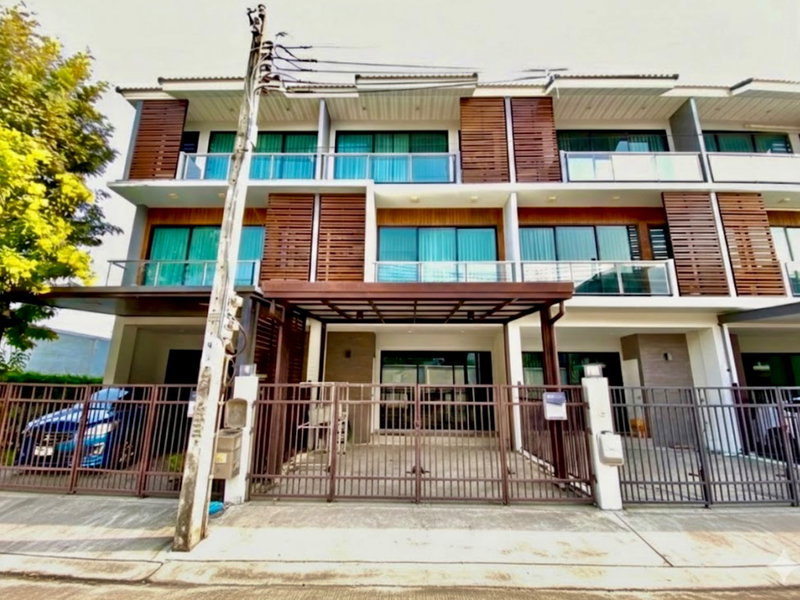 Townhouses for sale : 🌟 FOR SALE: 3-Storey Townhome at Supalai Essence Ladprao | Prime Location near MRT Ladprao 101 🏡 Modern-style townhome with a functional layout