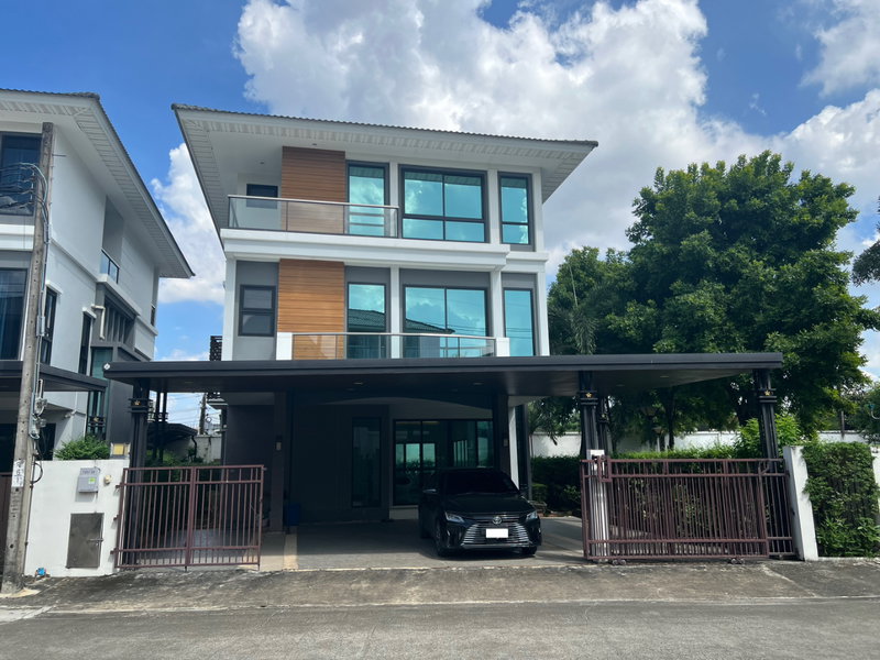 Houses for sale : For Sale: 3-Storey Luxury Detached Home – Supalai Essence Ladprao Premium Finishing | Large Family Living | Prime Ladprao Location