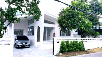 Houses for rent วิทยาลัยสิ่งแวดล้อม :  Single-story detached house for rent, outside a housing project, in the Sena, Chokchai 4, Ladprao Wanghin, Nak Niwas area. Excellent location 