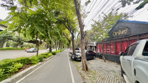 ให้ห้เช่าที่ดินพร้อมสิ่งปลูกสร้าง ริมถนนประดิษฐ์มนูญธรรม ขนาด 200 ตารางวา แขวงคลองจั่น เขตบางกะปิ กทม.