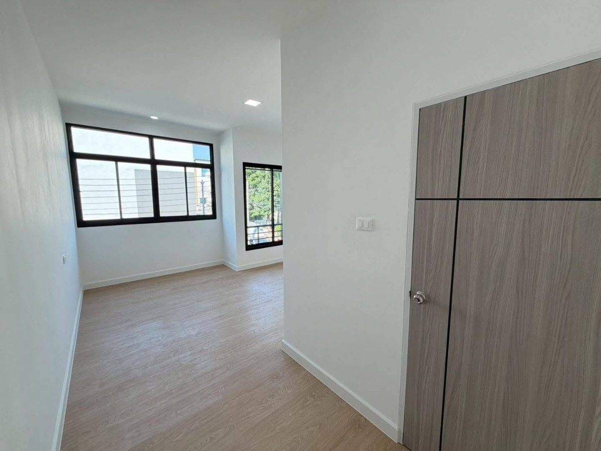 รูป ลดราคาพิเศษ..ทาวน์โฮม3ชั้น ตกแต่งใหม่ โครงการซิกเนเจอร์ ถนนวัชรพล , ซอยวัชรพล 2 แขวงท่าแร้ง เขตบางเขน - รูปที่ 27/45