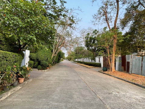ขายที่ดินหมู่บ้านเสรีวิลล่า Seri Villa ศรีนครินทร์55 หน้าสวนหลวงร.9 296ตร.ว ใกล้รถไฟฟ้า 800ม. หลังพาราไดซ์พาร์ค ใกล้ซีคอน พัฒนาการ แปลงสวย 0879074045