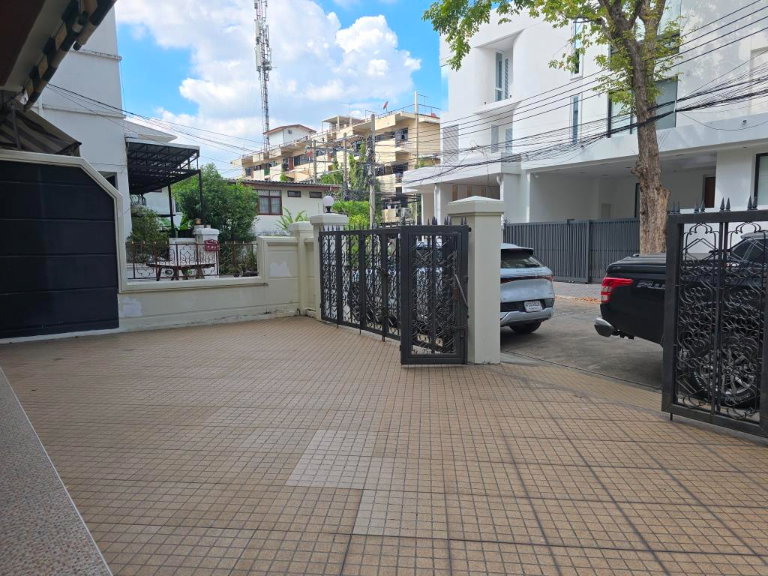 รูป บ้านเเฝด 4 ชั้นเล่นระดับเหมาะสำหรับโฮมออฟฟิส มี 5 ห้องนอน 350 ตรม.10 นาทีเดินถึงสถานีรถไฟฟ้าอารีย์ - รูปที่ 109/115