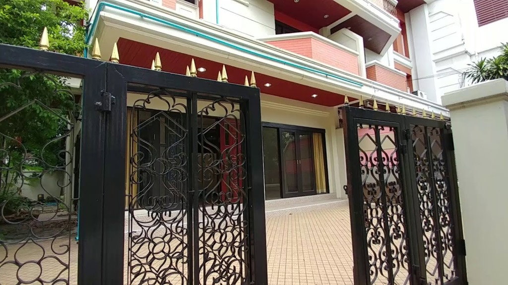 รูป บ้านเเฝด 4 ชั้นเล่นระดับเหมาะสำหรับโฮมออฟฟิส มี 5 ห้องนอน 350 ตรม.10 นาทีเดินถึงสถานีรถไฟฟ้าอารีย์ - รูปที่ 46/115
