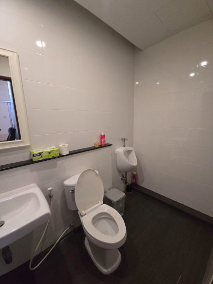รูป บ้านเเฝด 4 ชั้นเล่นระดับเหมาะสำหรับโฮมออฟฟิส มี 5 ห้องนอน 350 ตรม.10 นาทีเดินถึงสถานีรถไฟฟ้าอารีย์ - รูปที่ 85/115