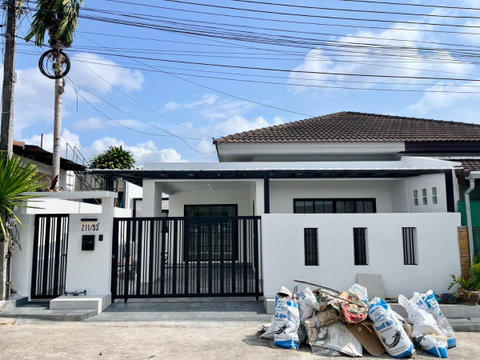 Townhouse for Sale – Middle Unit, Great Location 