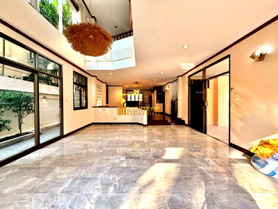 เช่าบ้านเดี่ยว ถนนเพชรบุรี กรุงเทพฯ : Spacious 5 Bedroom House For Rent in Sukhumvit soi 4 Area - BR8093SH