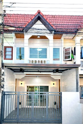Townhouses for sale : 🏡✨ Townhouse in a prime location near Central Westgate ✨🏡 💰 Price only 1.89 million baht 🔥 🚆 Near Bang Yai BTS station