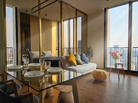 🏙️ คอนโดปล่อบเช่า – Asoke Area  🌿 วิวสวนป่าเบญจกิตติ  💰 42,500 บาท / เดือน    📐 45 ตร.ม.