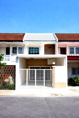 Townhouses for sale : 🏡✨ Townhouse in a prime location near Central Westgate ✨🏡 💰 Price only 1.89 million baht 🔥 🚆 Near Bang Yai BTS station