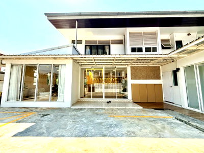 เช่าบ้านเดี่ยว ถนนเพชรบุรี กรุงเทพฯ : Beautiful 4 Bedroom House For Rent in Ekkamai Area - BR28323SH