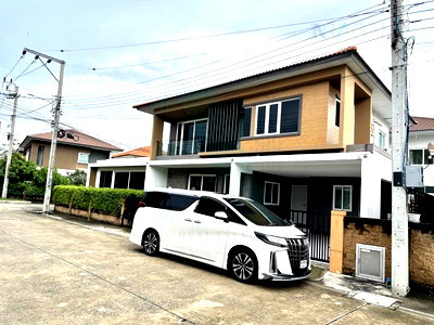 บ้านเดี่ยว ถนนกรุงเทพ-ชลบุรี มอเตอร์เวย์ : ขายบ้านเดี่ยว โครงการ โกลเด้น วิลเลจ อ่อนนุช - พัฒนาการ 2 ชั้น 4 ห้องนอน 4 ห้องน้ำ