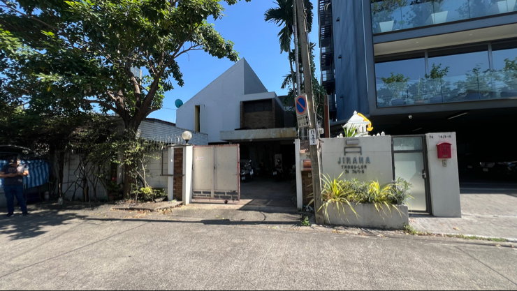 Land for sale in Thonglor 25, near Saeng Ngoen intersection, with an old house.0863377287