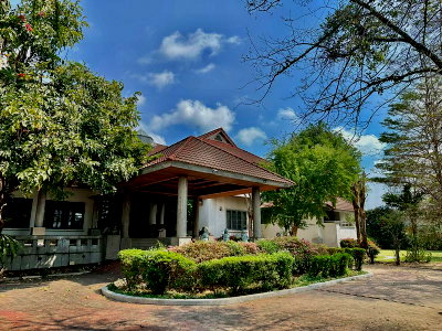 บ้านเดี่ยว เทสโก้โลตัส ศรีนครินทร์ : 💙💛(ขาย) บ้านพร้อมที่ดิน 2.5 ไร่! 🏠คฤหาสน์หรูพร้อมสระว่ายน้ำ แปลงมุม ติดถนน 3 ด้าน! 📍ใจกลางเมืองสมุทรปราการ