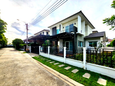บ้านเดี่ยว ถนนกรุงเทพ-ชลบุรี มอเตอร์เวย์ : บ้านเดี่ยว 2 ชั้น สภาพดี พร้อมอยู่ เฟอร์ Built-in ครบ ทำเลใกล้สนามบินสุวรรณภูมิ