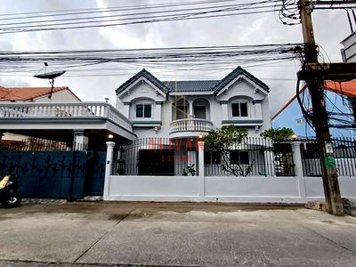 เช่าบ้านเดี่ยว ถนนสุขุมวิท : RH023626 For rent : Newly renovated 2-story detached house with 6 bedrooms in Sukhumvit 101/1 area, Ready to move in.