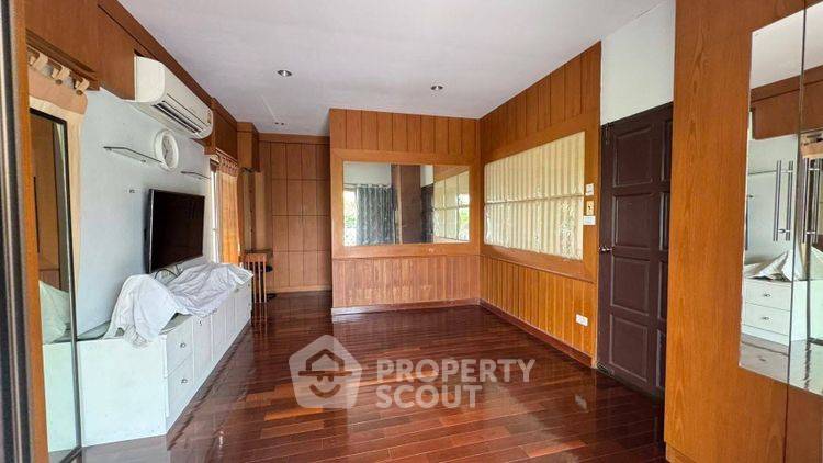 picture Pet-Friendly 3-BR House For Sale, Janbua Suai Village, Saen Saep (ID 2636943) - 8/11