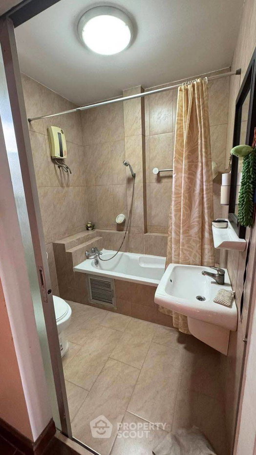 picture Pet-Friendly 3-BR House For Sale, Janbua Suai Village, Saen Saep (ID 2636943) - 6/11
