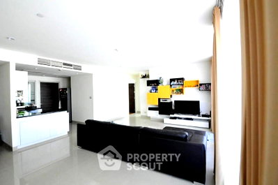 Condos for sale : Pet-Friendly 3-BR 145 Sqm Condo In Watermark Chaophraya, BTS Krung Thon Buri (ID 2639999)