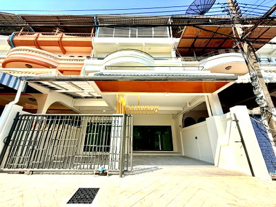 เช่าบ้านเดี่ยว เขตยานนาวา :  Mu Baan Navin | Renovated 4 Bedroom Townhouse For Rent - BR49077TH