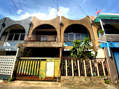 Townhouses for sale One Bangkok : Townhouse for sale, 3 bedrooms, 2 storeys, located in Soi Ekkamai 12. Land area: 24 sq.wah (96 sq.m.).  Prime location with high potential. 